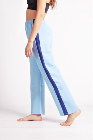 Flying Dance Pants es un pantalón de danza técnico unisex para entrenamiento de baile, danza contemporánea, acrobacia, yoga, artes marciales, pilates y cualquier disciplina vinculada al movimiento. Ideal para el trabajo de suelo, con un tejido resistente, deslizante y super absorbente. Color Celeste y Azul.