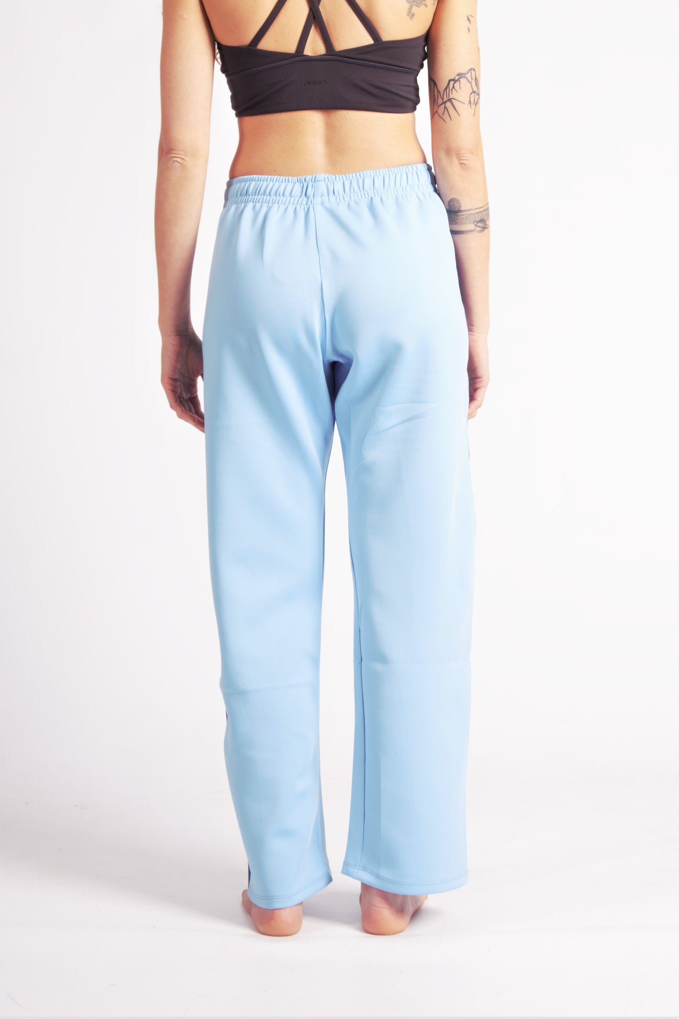 Flying Dance Pants es un pantalón de danza técnico unisex para entrenamiento de baile, danza contemporánea, acrobacia, yoga, artes marciales, pilates y cualquier disciplina vinculada al movimiento. Ideal para el trabajo de suelo, con un tejido resistente, deslizante y super absorbente. Color Celeste y Azul.