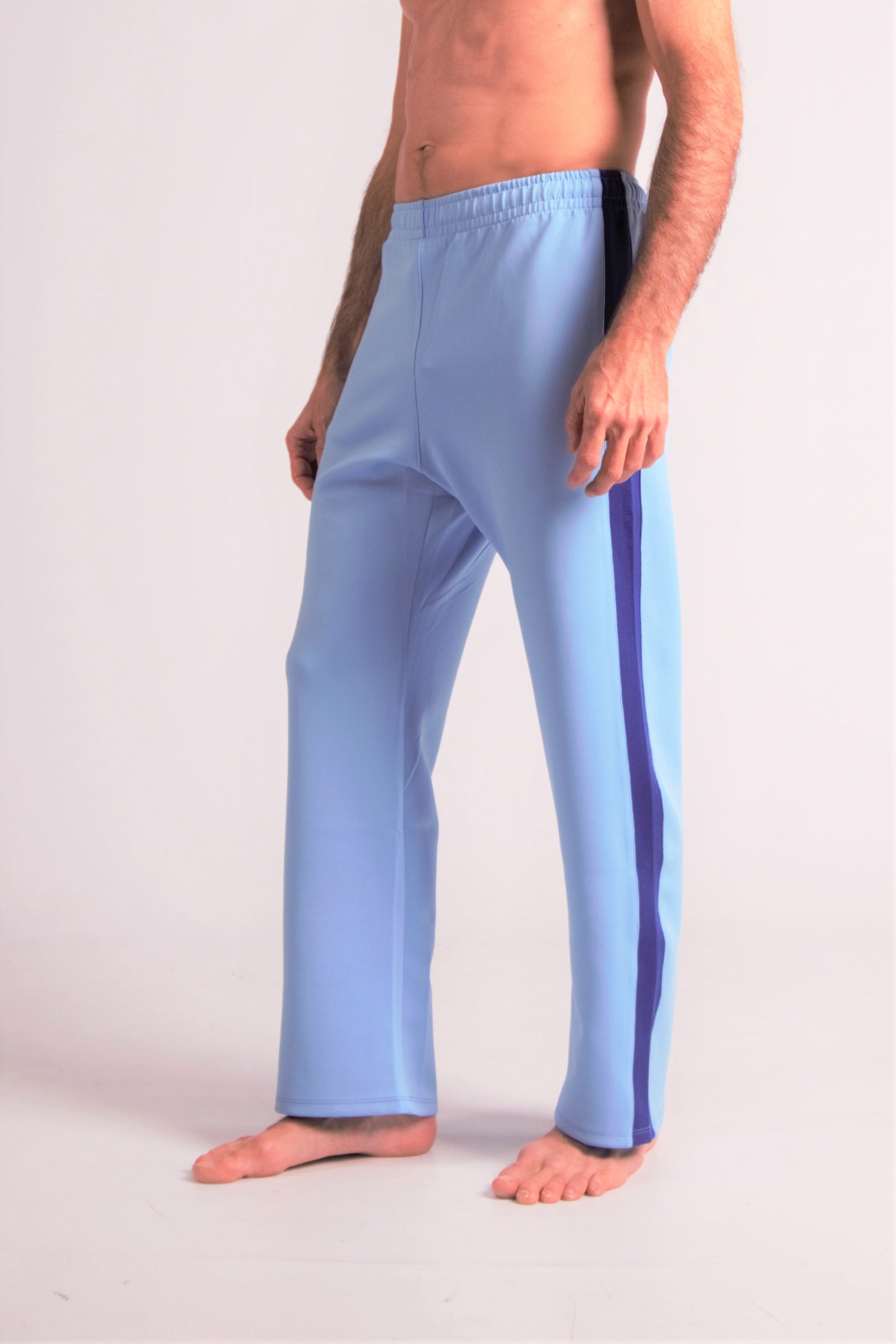 Flying Dance Pants es un pantalón de danza técnico unisex para entrenamiento de baile, danza contemporánea, acrobacia, yoga, artes marciales, pilates y cualquier disciplina vinculada al movimiento. Ideal para el trabajo de suelo, con un tejido resistente, deslizante y super absorbente. Color Celeste y Azul.