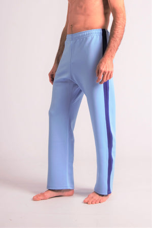 Flying Dance Pants es un pantalón de danza técnico unisex para entrenamiento de baile, danza contemporánea, acrobacia, yoga, artes marciales, pilates y cualquier disciplina vinculada al movimiento. Ideal para el trabajo de suelo, con un tejido resistente, deslizante y super absorbente. Color Celeste y Azul.