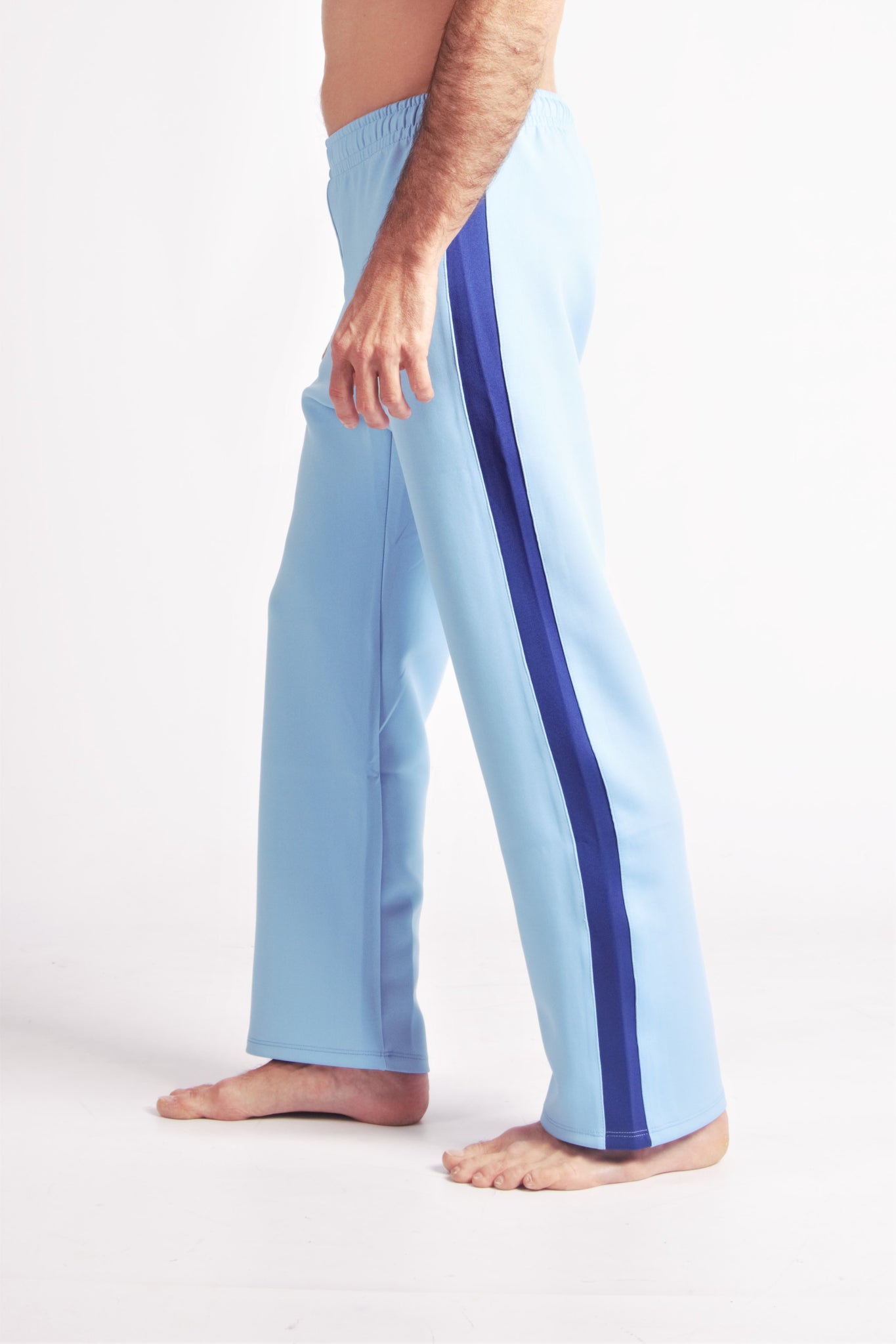 Flying Dance Pants es un pantalón de danza técnico unisex para entrenamiento de baile, danza contemporánea, acrobacia, yoga, artes marciales, pilates y cualquier disciplina vinculada al movimiento. Ideal para el trabajo de suelo, con un tejido resistente, deslizante y super absorbente. Color Celeste y Azul.