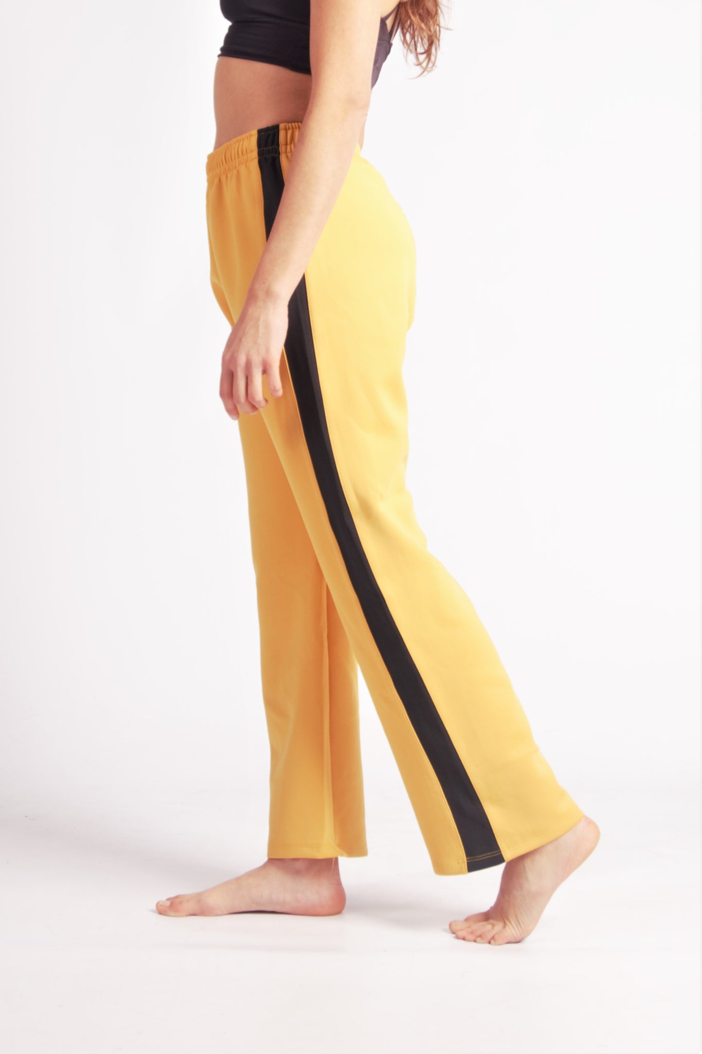 Flying Dance Pants es un pantalón de danza técnico unisex para entrenamiento de baile, danza contemporánea, acrobacia, yoga, artes marciales, pilates y cualquier disciplina vinculada al movimiento. Ideal para el trabajo de suelo, con un tejido resistente, deslizante y super absorbente. Color Mostaza y Negro.