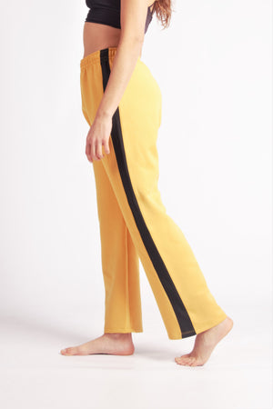 Flying Dance Pants es un pantalón de danza técnico unisex para entrenamiento de baile, danza contemporánea, acrobacia, yoga, artes marciales, pilates y cualquier disciplina vinculada al movimiento. Ideal para el trabajo de suelo, con un tejido resistente, deslizante y super absorbente. Color Mostaza y Negro.