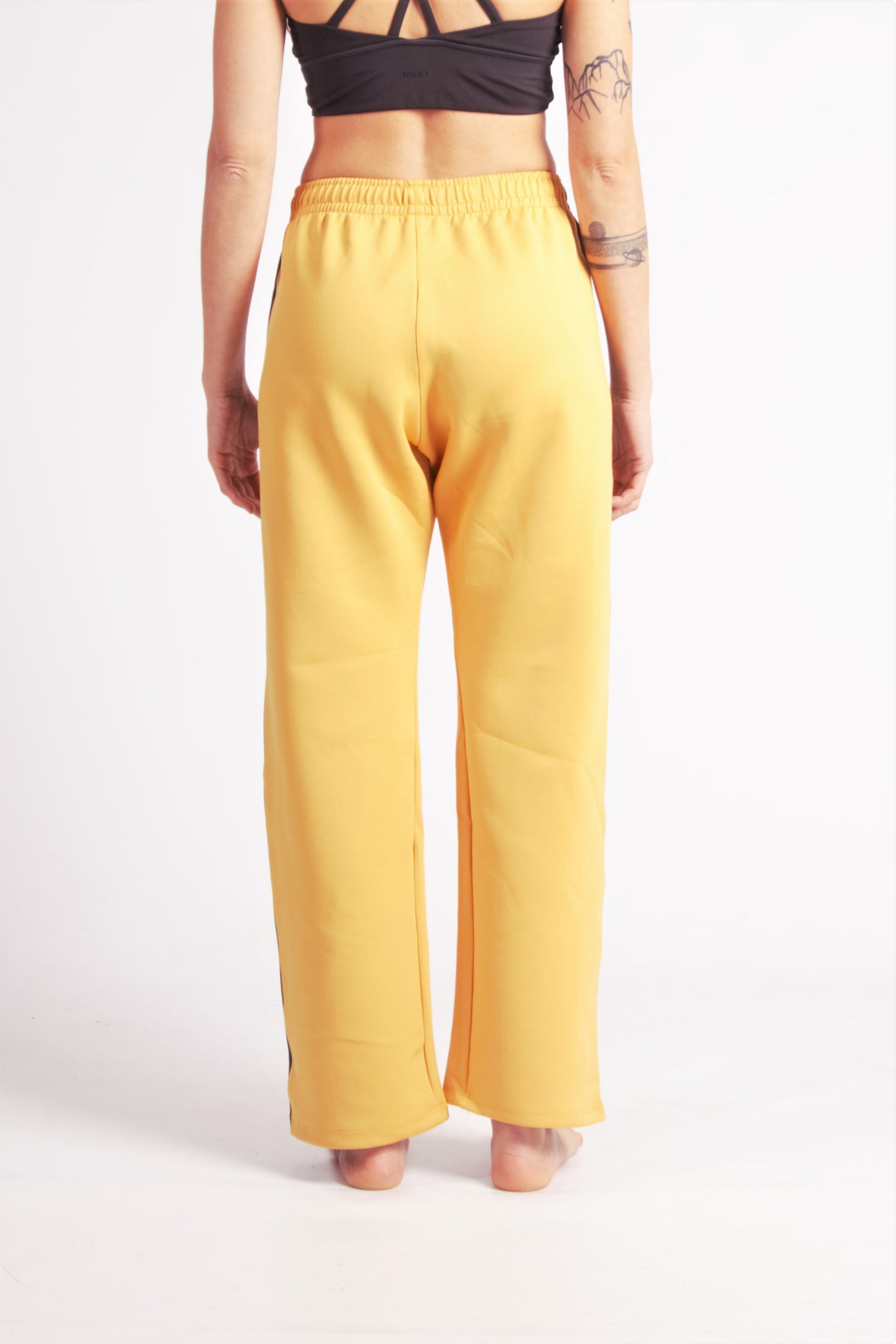 Flying Dance Pants es un pantalón de danza técnico unisex para entrenamiento de baile, danza contemporánea, acrobacia, yoga, artes marciales, pilates y cualquier disciplina vinculada al movimiento. Ideal para el trabajo de suelo, con un tejido resistente, deslizante y super absorbente. Color Mostaza y Negro.