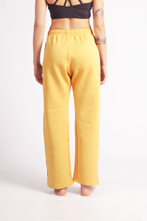 Flying Dance Pants es un pantalón de danza técnico unisex para entrenamiento de baile, danza contemporánea, acrobacia, yoga, artes marciales, pilates y cualquier disciplina vinculada al movimiento. Ideal para el trabajo de suelo, con un tejido resistente, deslizante y super absorbente. Color Mostaza y Negro.