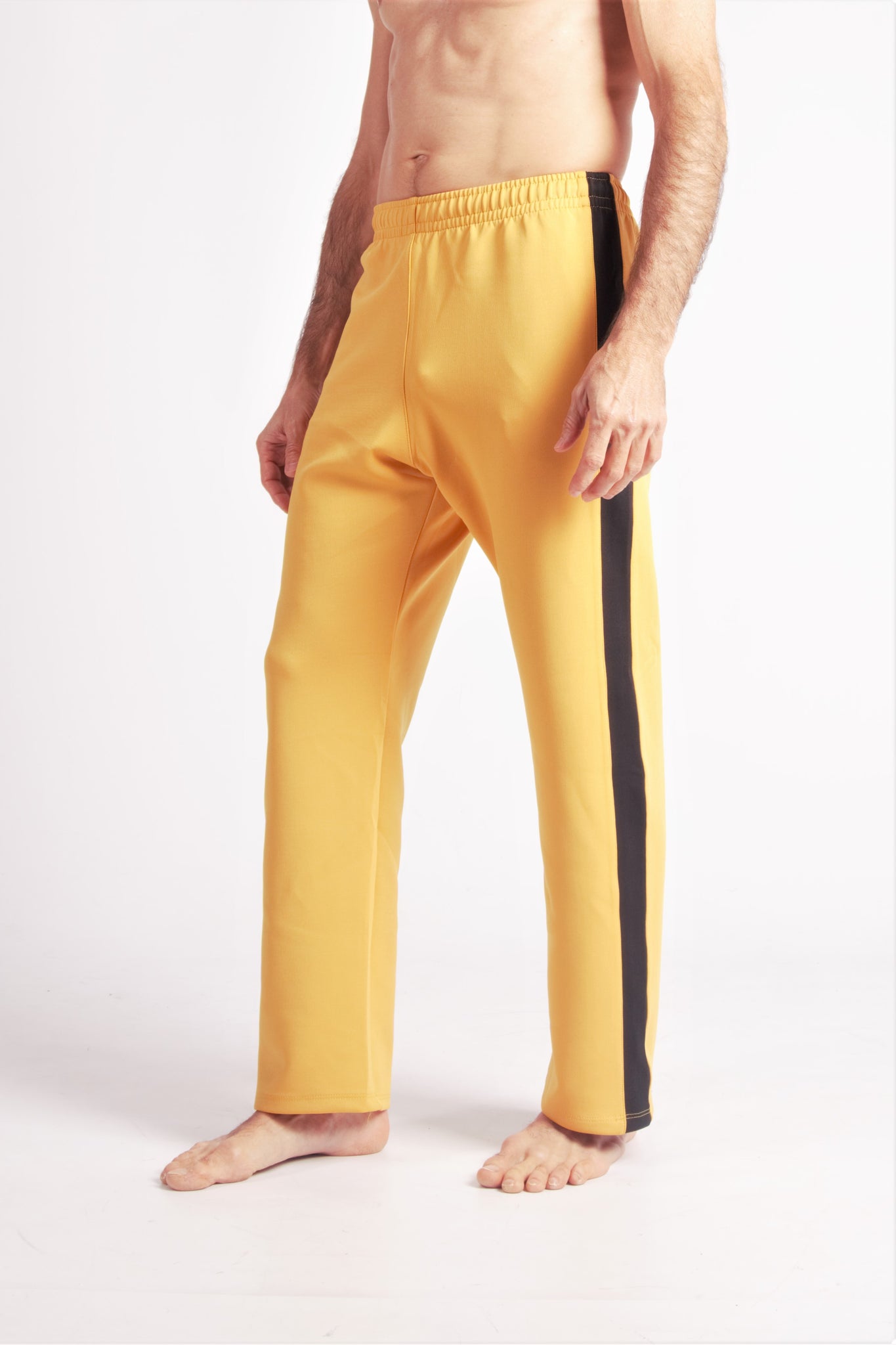Flying Dance Pants es un pantalón de danza técnico unisex para entrenamiento de baile, danza contemporánea, acrobacia, yoga, artes marciales, pilates y cualquier disciplina vinculada al movimiento. Ideal para el trabajo de suelo, con un tejido resistente, deslizante y super absorbente. Color Mostaza y Negro.