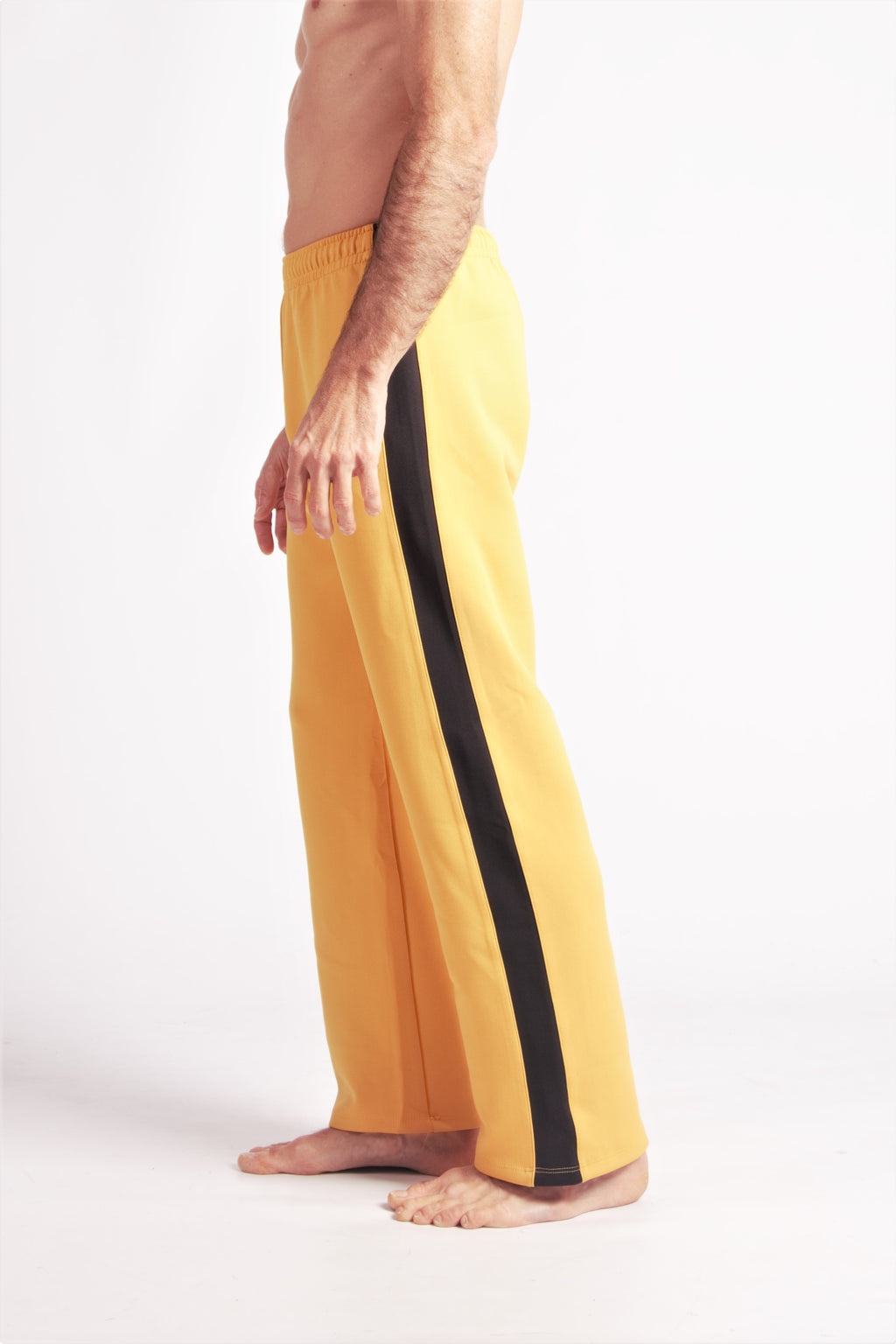 Flying Dance Pants es un pantalón de danza técnico unisex para entrenamiento de baile, danza contemporánea, acrobacia, yoga, artes marciales, pilates y cualquier disciplina vinculada al movimiento. Ideal para el trabajo de suelo, con un tejido resistente, deslizante y super absorbente. Color Mostaza y Negro.