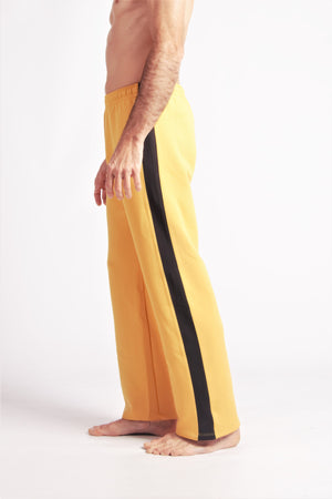 Flying Dance Pants es un pantalón de danza técnico unisex para entrenamiento de baile, danza contemporánea, acrobacia, yoga, artes marciales, pilates y cualquier disciplina vinculada al movimiento. Ideal para el trabajo de suelo, con un tejido resistente, deslizante y super absorbente. Color Mostaza y Negro.