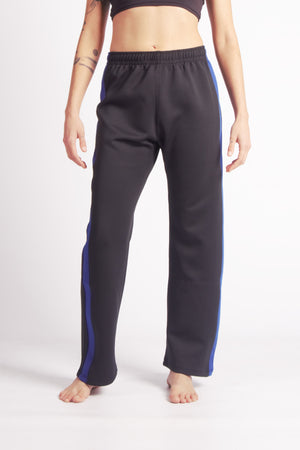 Flying Dance Pants es un pantalón de danza técnico unisex para entrenamiento de baile, danza contemporánea, acrobacia, yoga, artes marciales, pilates y cualquier disciplina vinculada al movimiento. Ideal para el trabajo de suelo, con un tejido resistente, deslizante y super absorbente. Color Negro y Azul.