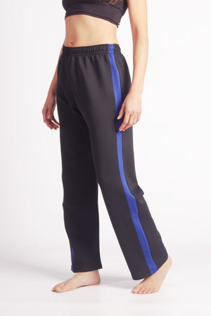 Flying Dance Pants es un pantalón de danza técnico unisex para entrenamiento de baile, danza contemporánea, acrobacia, yoga, artes marciales, pilates y cualquier disciplina vinculada al movimiento. Ideal para el trabajo de suelo, con un tejido resistente, deslizante y super absorbente. Color Negro y Azul.