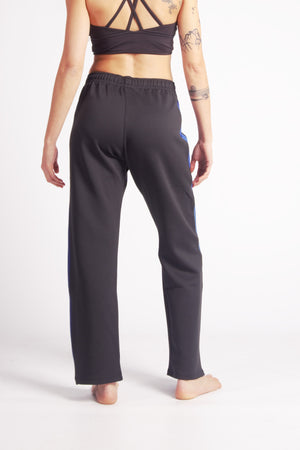 Flying Dance Pants es un pantalón de danza técnico unisex para entrenamiento de baile, danza contemporánea, acrobacia, yoga, artes marciales, pilates y cualquier disciplina vinculada al movimiento. Ideal para el trabajo de suelo, con un tejido resistente, deslizante y super absorbente. Color Negro y Azul.