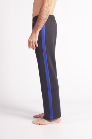 Flying Dance Pants es un pantalón de danza técnico unisex para entrenamiento de baile, danza contemporánea, acrobacia, yoga, artes marciales, pilates y cualquier disciplina vinculada al movimiento. Ideal para el trabajo de suelo, con un tejido resistente, deslizante y super absorbente. Color Negro y Azul.