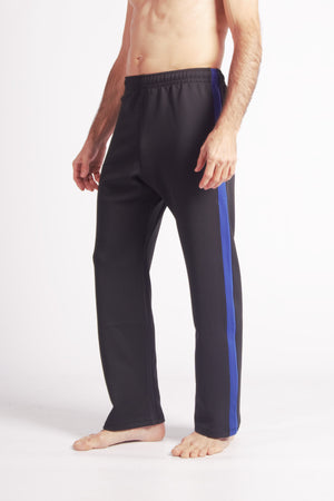 Flying Dance Pants es un pantalón de danza técnico unisex para entrenamiento de baile, danza contemporánea, acrobacia, yoga, artes marciales, pilates y cualquier disciplina vinculada al movimiento. Ideal para el trabajo de suelo, con un tejido resistente, deslizante y super absorbente. Color Negro y Azul.