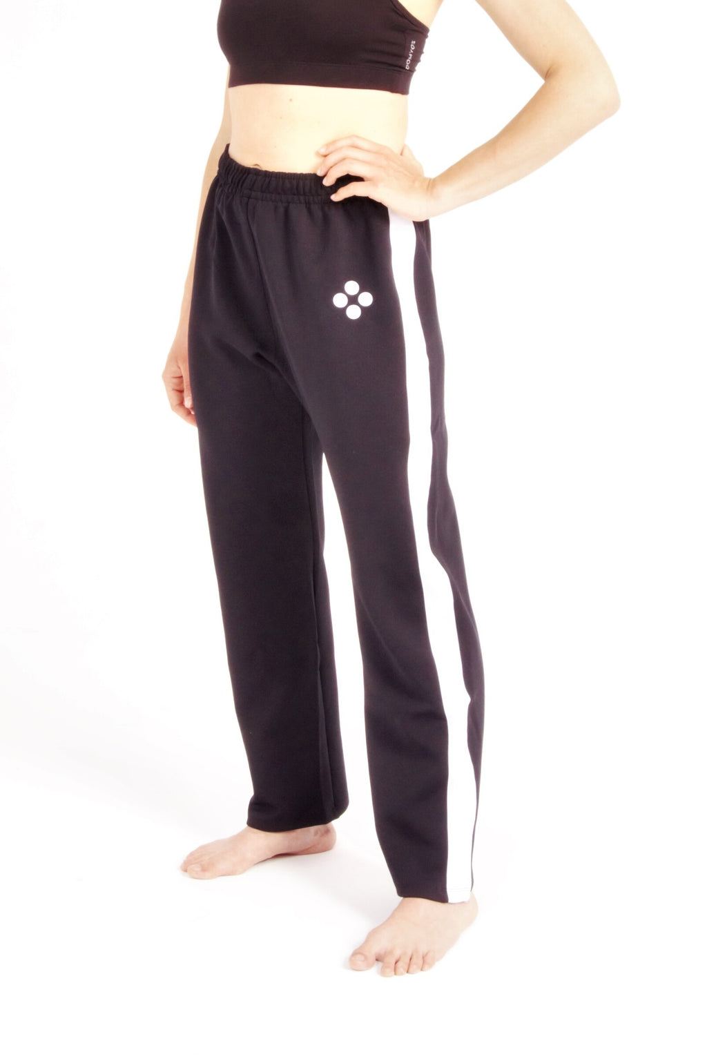 Flying Dance Pants es un pantalón de danza técnico unisex para entrenamiento de baile, danza contemporánea, acrobacia, yoga, artes marciales, pilates y cualquier disciplina vinculada al movimiento. Ideal para el trabajo de suelo, con un tejido resistente, deslizante y super absorbente. Color Negro y Blanco.