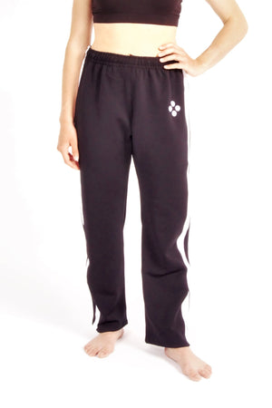 Flying Dance Pants es un pantalón de danza técnico unisex para entrenamiento de baile, danza contemporánea, acrobacia, yoga, artes marciales, pilates y cualquier disciplina vinculada al movimiento. Ideal para el trabajo de suelo, con un tejido resistente, deslizante y super absorbente. Color Negro y Blanco.