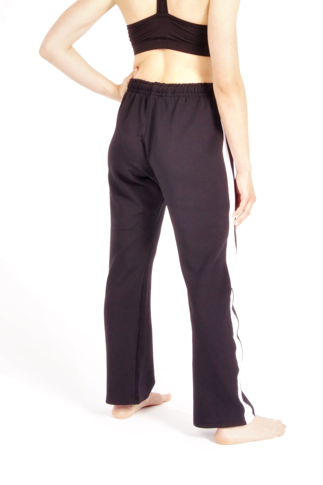 Flying Dance Pants es un pantalón de danza técnico unisex para entrenamiento de baile, danza contemporánea, acrobacia, yoga, artes marciales, pilates y cualquier disciplina vinculada al movimiento. Ideal para el trabajo de suelo, con un tejido resistente, deslizante y super absorbente. Color Negro y Blanco.