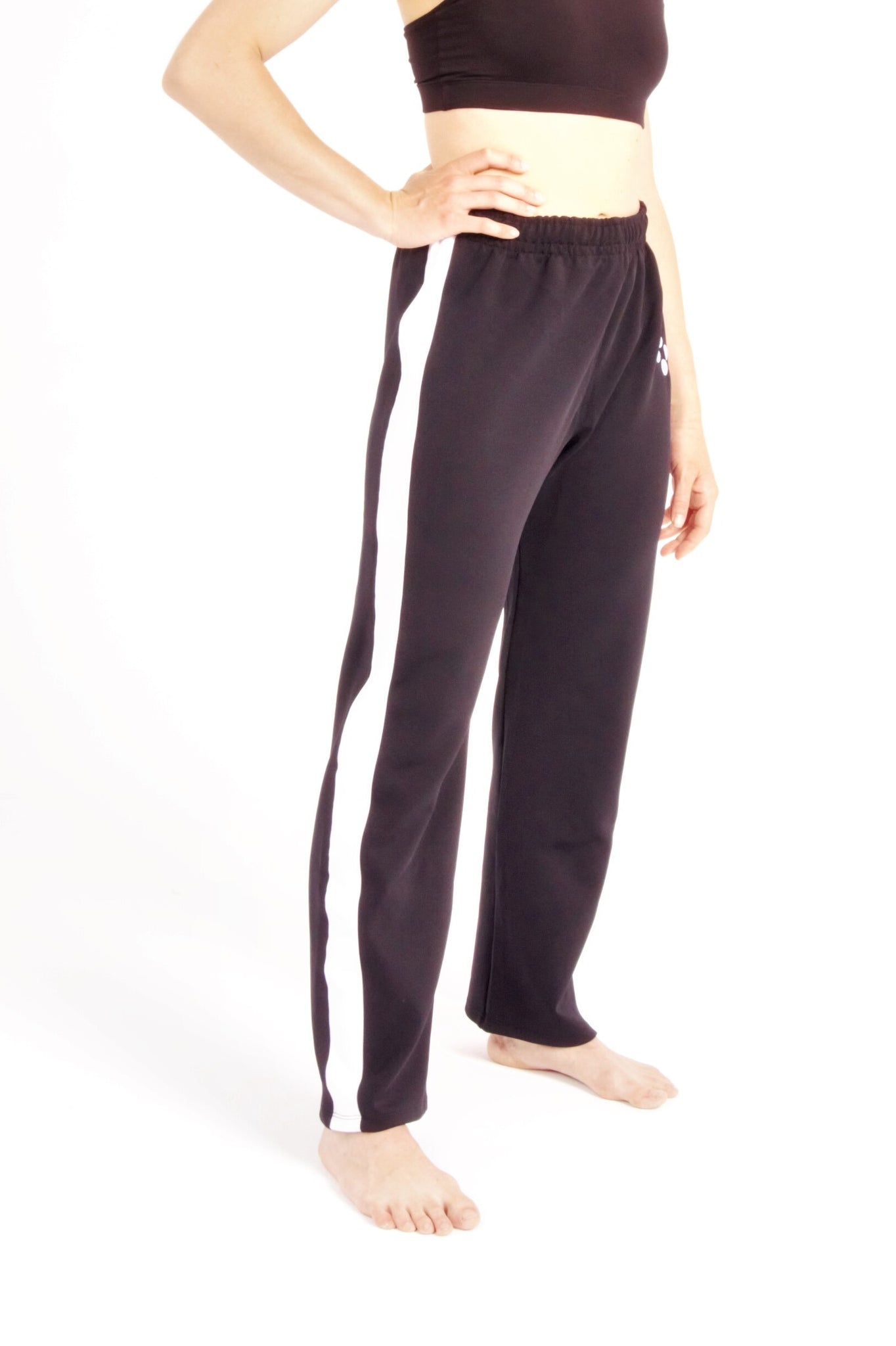 Flying Dance Pants es un pantalón de danza técnico unisex para entrenamiento de baile, danza contemporánea, acrobacia, yoga, artes marciales, pilates y cualquier disciplina vinculada al movimiento. Ideal para el trabajo de suelo, con un tejido resistente, deslizante y super absorbente. Color Negro y Blanco.