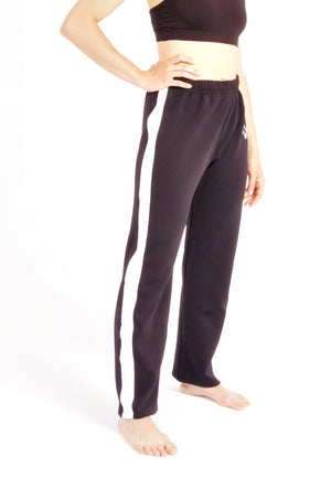 Flying Dance Pants es un pantalón de danza técnico unisex para entrenamiento de baile, danza contemporánea, acrobacia, yoga, artes marciales, pilates y cualquier disciplina vinculada al movimiento. Ideal para el trabajo de suelo, con un tejido resistente, deslizante y super absorbente. Color Negro y Blanco.