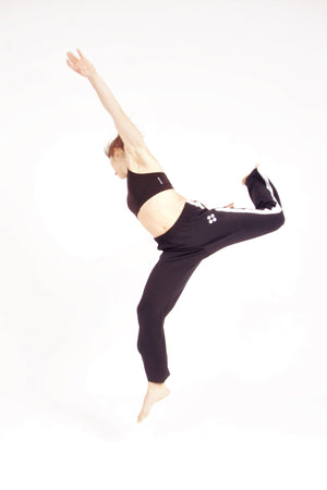 Flying Dance Pants es un pantalón de danza técnico unisex para entrenamiento de baile, danza contemporánea, acrobacia, yoga, artes marciales, pilates y cualquier disciplina vinculada al movimiento. Ideal para el trabajo de suelo, con un tejido resistente, deslizante y super absorbente. Color Negro y Blanco.