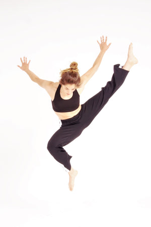 Flying Dance Pants es un pantalón de danza técnico unisex para entrenamiento de baile, danza contemporánea, acrobacia, yoga, artes marciales, pilates y cualquier disciplina vinculada al movimiento. Ideal para el trabajo de suelo, con un tejido resistente, deslizante y super absorbente. Color Negro y Blanco.
