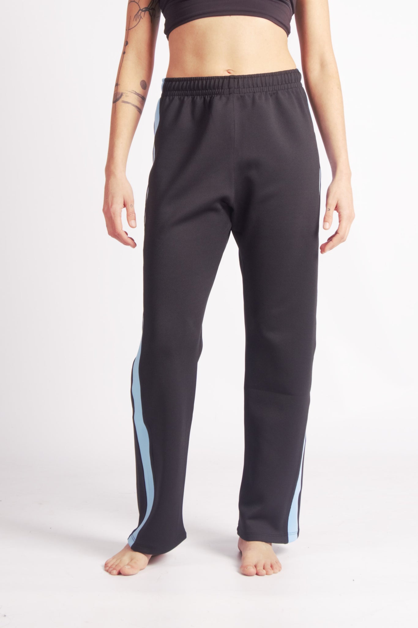 Flying Dance Pants es un pantalón de danza técnico unisex para entrenamiento de baile, danza contemporánea, acrobacia, yoga, artes marciales, pilates y cualquier disciplina vinculada al movimiento. Ideal para el trabajo de suelo, con un tejido resistente, deslizante y super absorbente. Color Negro y Celeste.