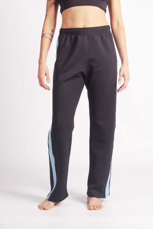 Flying Dance Pants es un pantalón de danza técnico unisex para entrenamiento de baile, danza contemporánea, acrobacia, yoga, artes marciales, pilates y cualquier disciplina vinculada al movimiento. Ideal para el trabajo de suelo, con un tejido resistente, deslizante y super absorbente. Color Negro y Celeste.