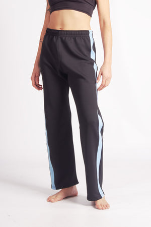 Flying Dance Pants es un pantalón de danza técnico unisex para entrenamiento de baile, danza contemporánea, acrobacia, yoga, artes marciales, pilates y cualquier disciplina vinculada al movimiento. Ideal para el trabajo de suelo, con un tejido resistente, deslizante y super absorbente. Color Negro y Celeste.