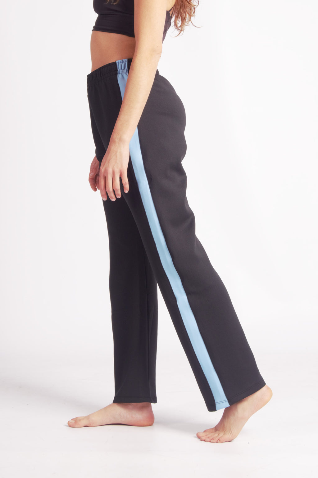 Flying Dance Pants es un pantalón de danza técnico unisex para entrenamiento de baile, danza contemporánea, acrobacia, yoga, artes marciales, pilates y cualquier disciplina vinculada al movimiento. Ideal para el trabajo de suelo, con un tejido resistente, deslizante y super absorbente. Color Negro y Celeste.