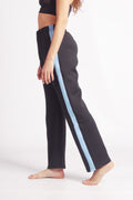 Flying Dance Pants es un pantalón de danza técnico unisex para entrenamiento de baile, danza contemporánea, acrobacia, yoga, artes marciales, pilates y cualquier disciplina vinculada al movimiento. Ideal para el trabajo de suelo, con un tejido resistente, deslizante y super absorbente. Color Negro y Celeste.