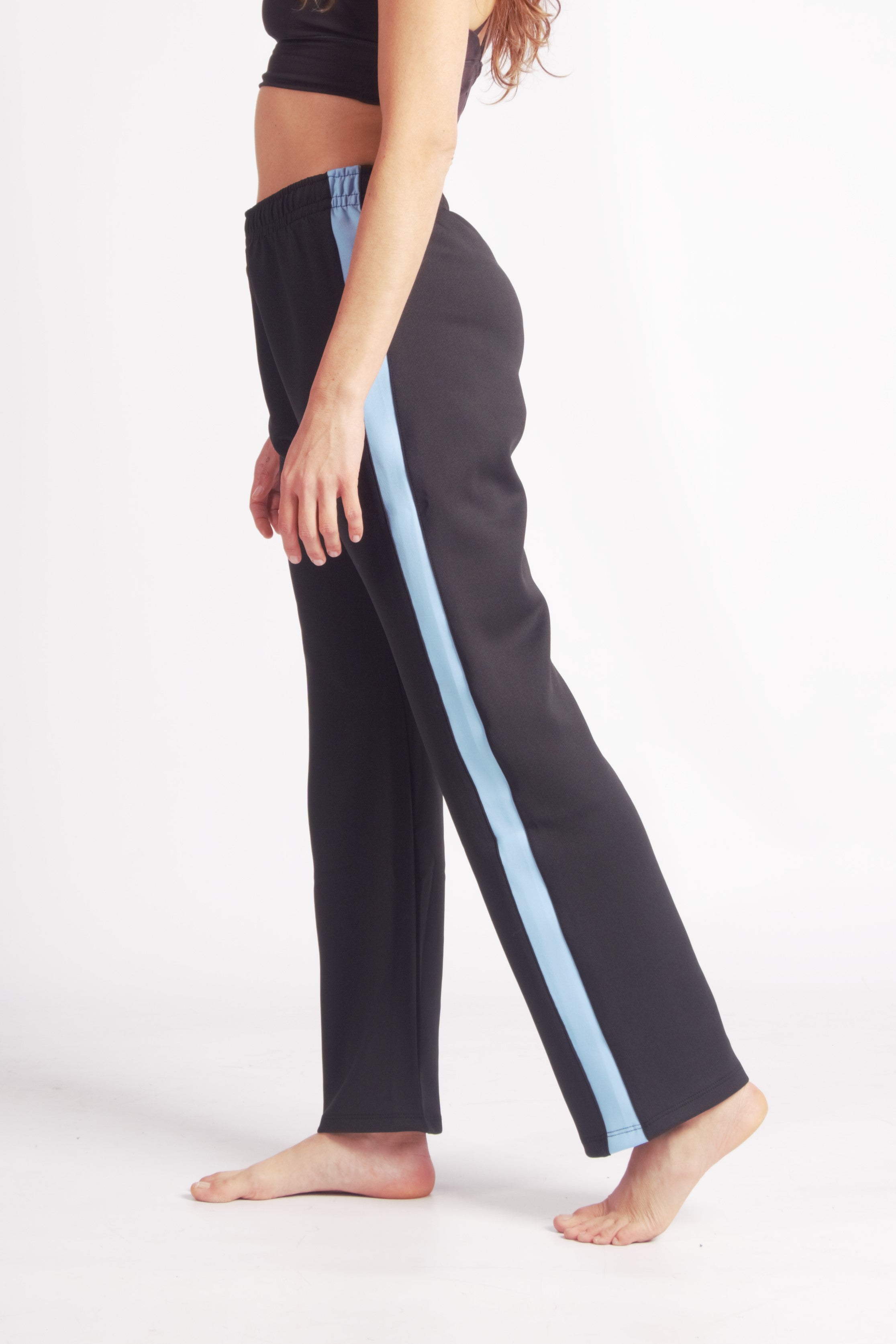 Flying Dance Pants es un pantalón de danza técnico unisex para entrenamiento de baile, danza contemporánea, acrobacia, yoga, artes marciales, pilates y cualquier disciplina vinculada al movimiento. Ideal para el trabajo de suelo, con un tejido resistente, deslizante y super absorbente. Color Negro y Celeste.