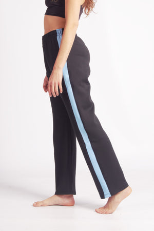 Flying Dance Pants es un pantalón de danza técnico unisex para entrenamiento de baile, danza contemporánea, acrobacia, yoga, artes marciales, pilates y cualquier disciplina vinculada al movimiento. Ideal para el trabajo de suelo, con un tejido resistente, deslizante y super absorbente. Color Negro y Celeste.