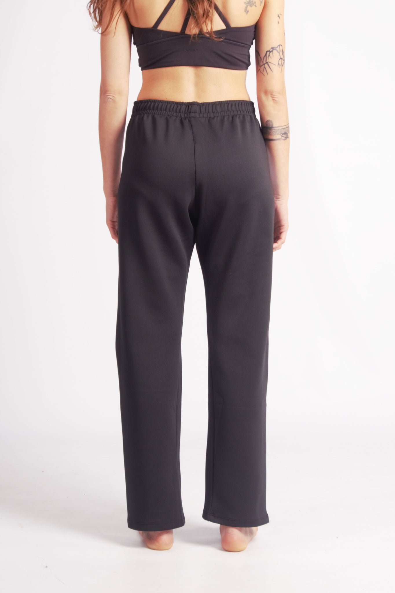Flying Dance Pants es un pantalón de danza técnico unisex para entrenamiento de baile, danza contemporánea, acrobacia, yoga, artes marciales, pilates y cualquier disciplina vinculada al movimiento. Ideal para el trabajo de suelo, con un tejido resistente, deslizante y super absorbente. Color Negro y Celeste.