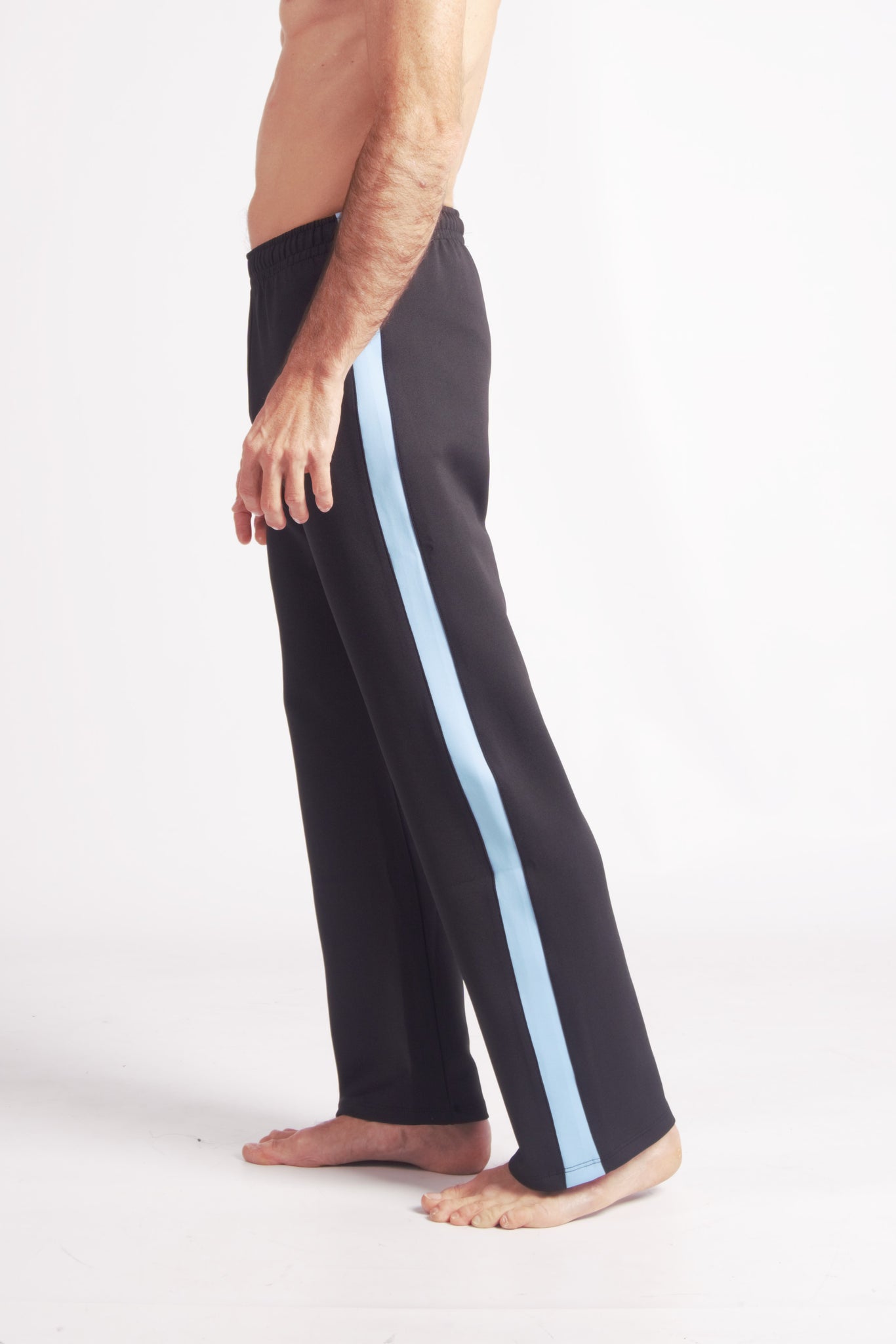 Flying Dance Pants es un pantalón de danza técnico unisex para entrenamiento de baile, danza contemporánea, acrobacia, yoga, artes marciales, pilates y cualquier disciplina vinculada al movimiento. Ideal para el trabajo de suelo, con un tejido resistente, deslizante y super absorbente. Color Negro y Celeste.