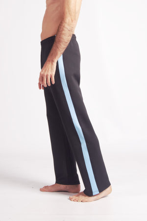 Flying Dance Pants es un pantalón de danza técnico unisex para entrenamiento de baile, danza contemporánea, acrobacia, yoga, artes marciales, pilates y cualquier disciplina vinculada al movimiento. Ideal para el trabajo de suelo, con un tejido resistente, deslizante y super absorbente. Color Negro y Celeste.