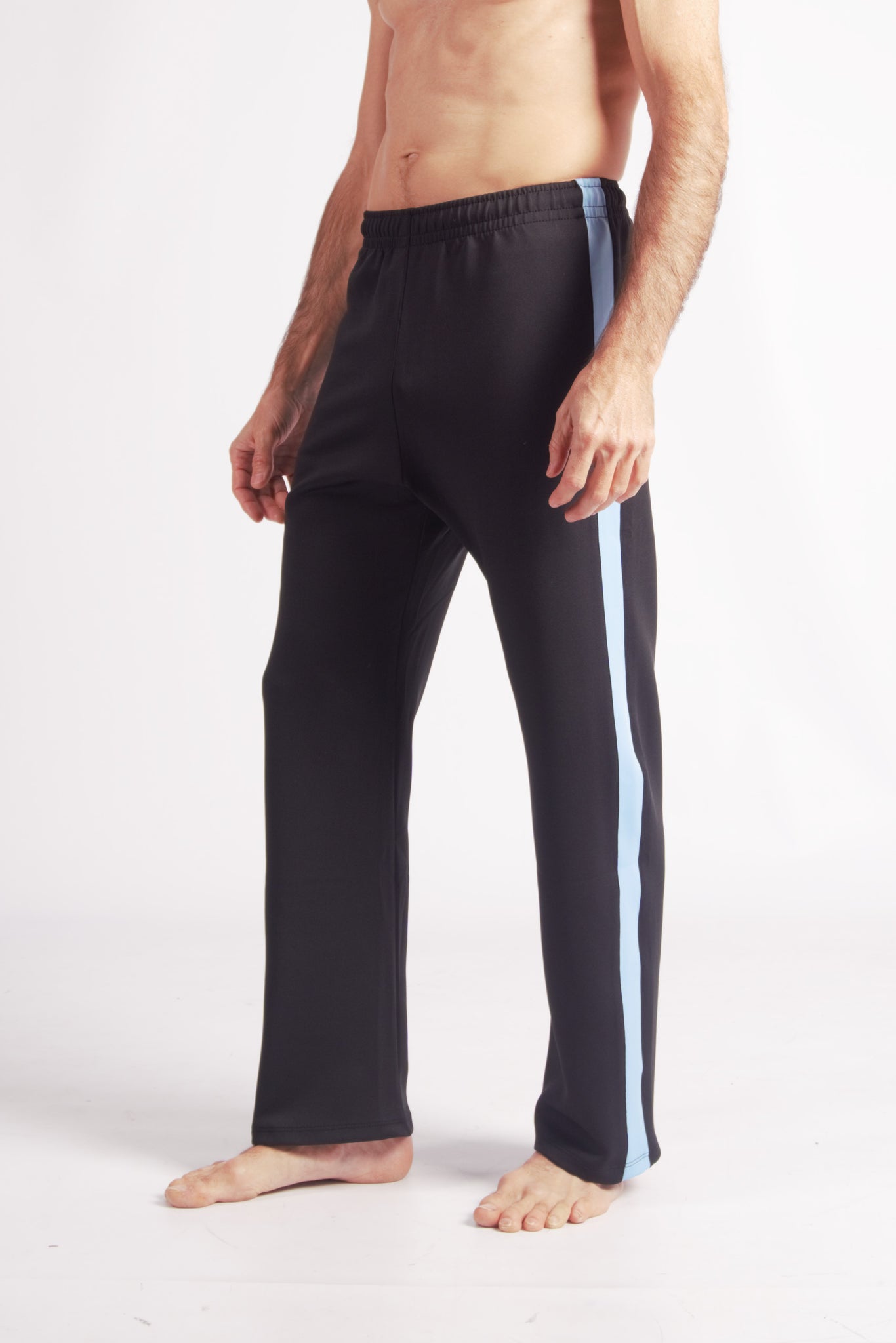 Flying Dance Pants es un pantalón de danza técnico unisex para entrenamiento de baile, danza contemporánea, acrobacia, yoga, artes marciales, pilates y cualquier disciplina vinculada al movimiento. Ideal para el trabajo de suelo, con un tejido resistente, deslizante y super absorbente. Color Negro y Celeste.