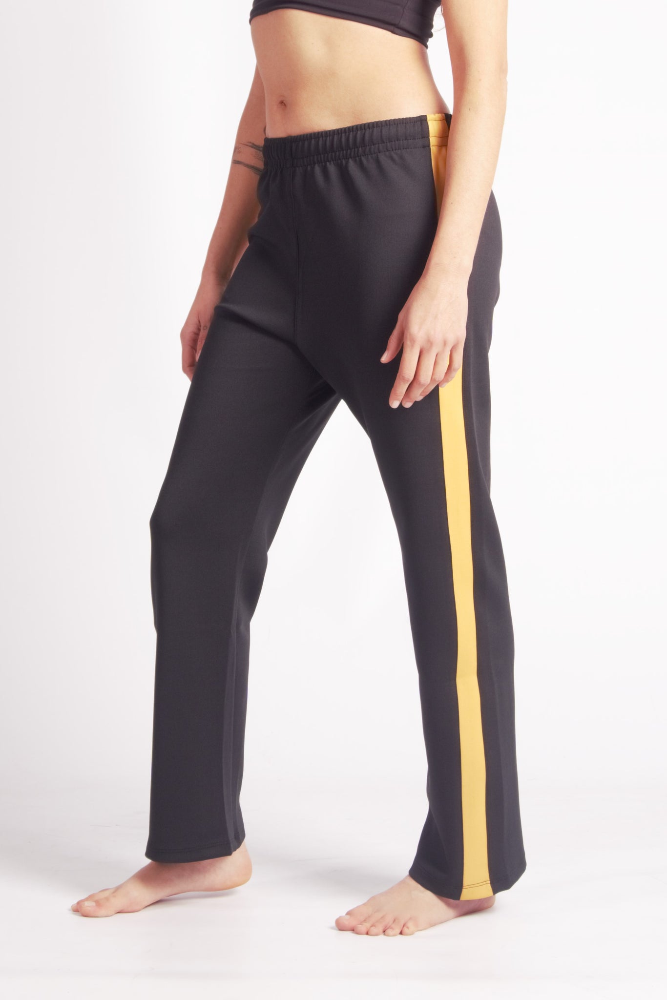 Flying Dance Pants es un pantalón de danza técnico unisex para entrenamiento de baile, danza contemporánea, acrobacia, yoga, artes marciales, pilates y cualquier disciplina vinculada al movimiento. Ideal para el trabajo de suelo, con un tejido resistente, deslizante y super absorbente. Color Negro y Mostaza.