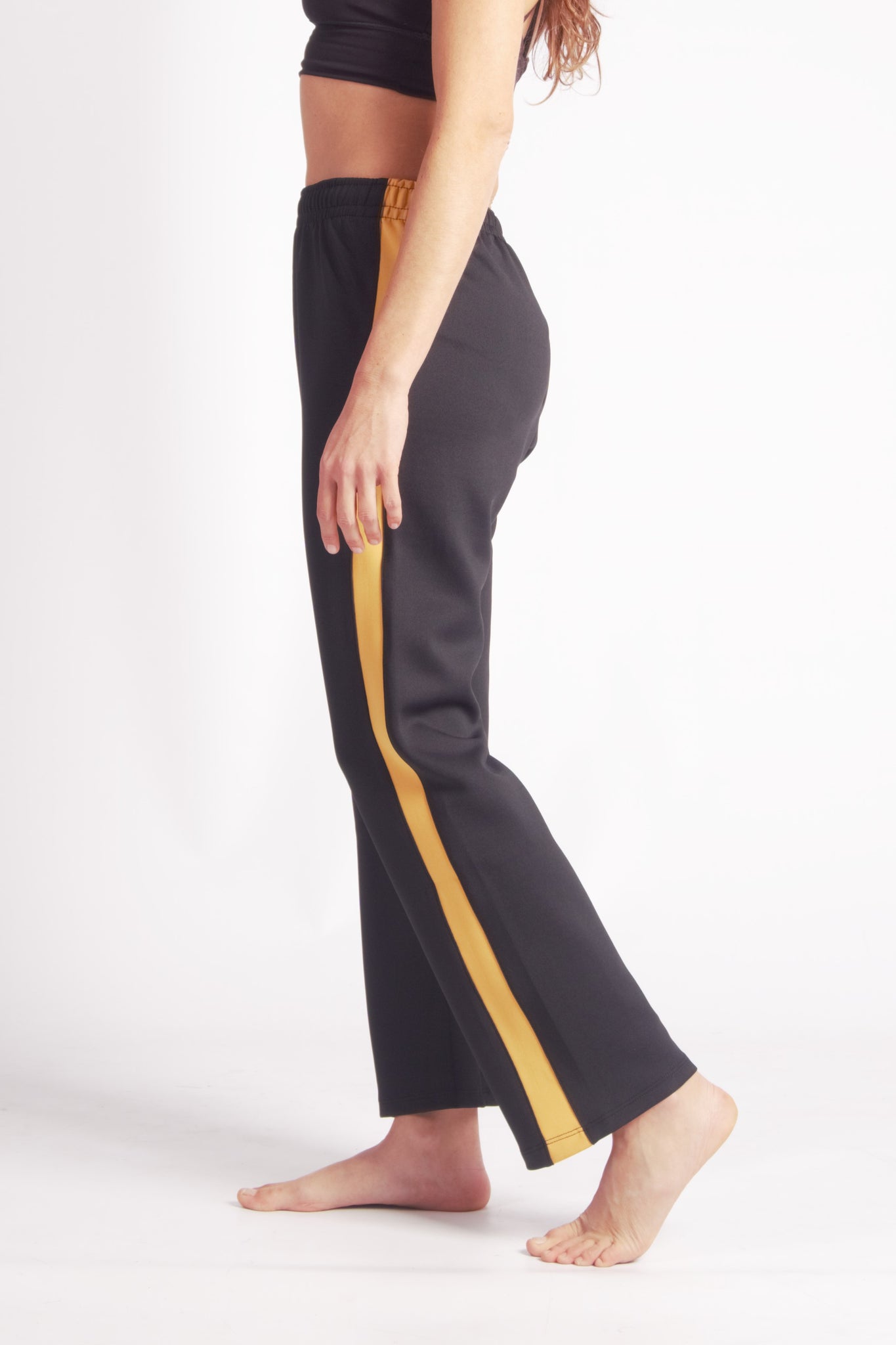 Flying Dance Pants es un pantalón de danza técnico unisex para entrenamiento de baile, danza contemporánea, acrobacia, yoga, artes marciales, pilates y cualquier disciplina vinculada al movimiento. Ideal para el trabajo de suelo, con un tejido resistente, deslizante y super absorbente. Color Negro y Mostaza.