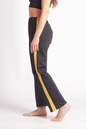 Flying Dance Pants es un pantalón de danza técnico unisex para entrenamiento de baile, danza contemporánea, acrobacia, yoga, artes marciales, pilates y cualquier disciplina vinculada al movimiento. Ideal para el trabajo de suelo, con un tejido resistente, deslizante y super absorbente. Color Negro y Mostaza.