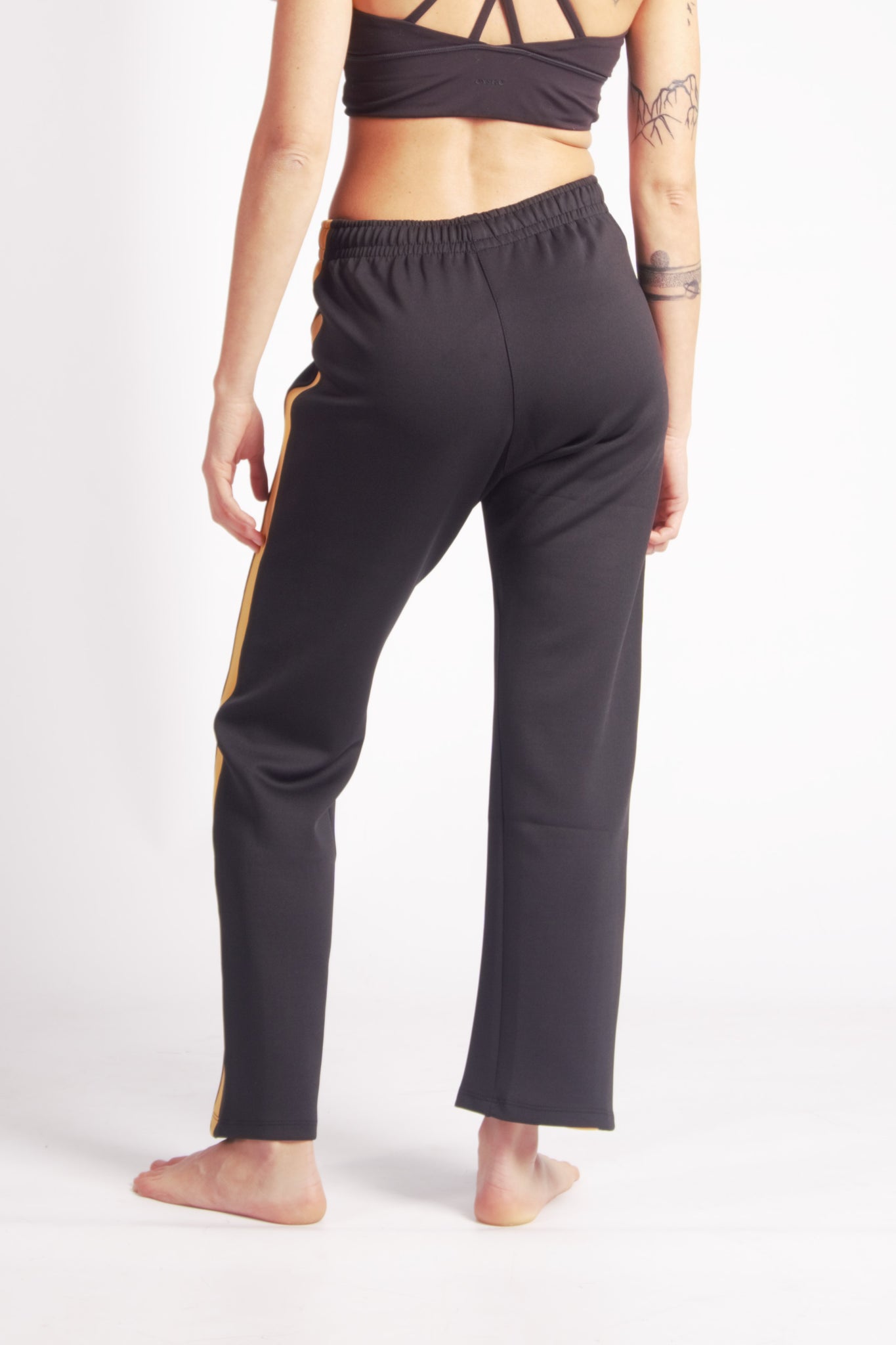 Flying Dance Pants es un pantalón de danza técnico unisex para entrenamiento de baile, danza contemporánea, acrobacia, yoga, artes marciales, pilates y cualquier disciplina vinculada al movimiento. Ideal para el trabajo de suelo, con un tejido resistente, deslizante y super absorbente. Color Negro y Mostaza.