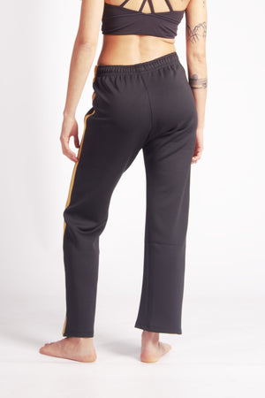 Flying Dance Pants es un pantalón de danza técnico unisex para entrenamiento de baile, danza contemporánea, acrobacia, yoga, artes marciales, pilates y cualquier disciplina vinculada al movimiento. Ideal para el trabajo de suelo, con un tejido resistente, deslizante y super absorbente. Color Negro y Mostaza.