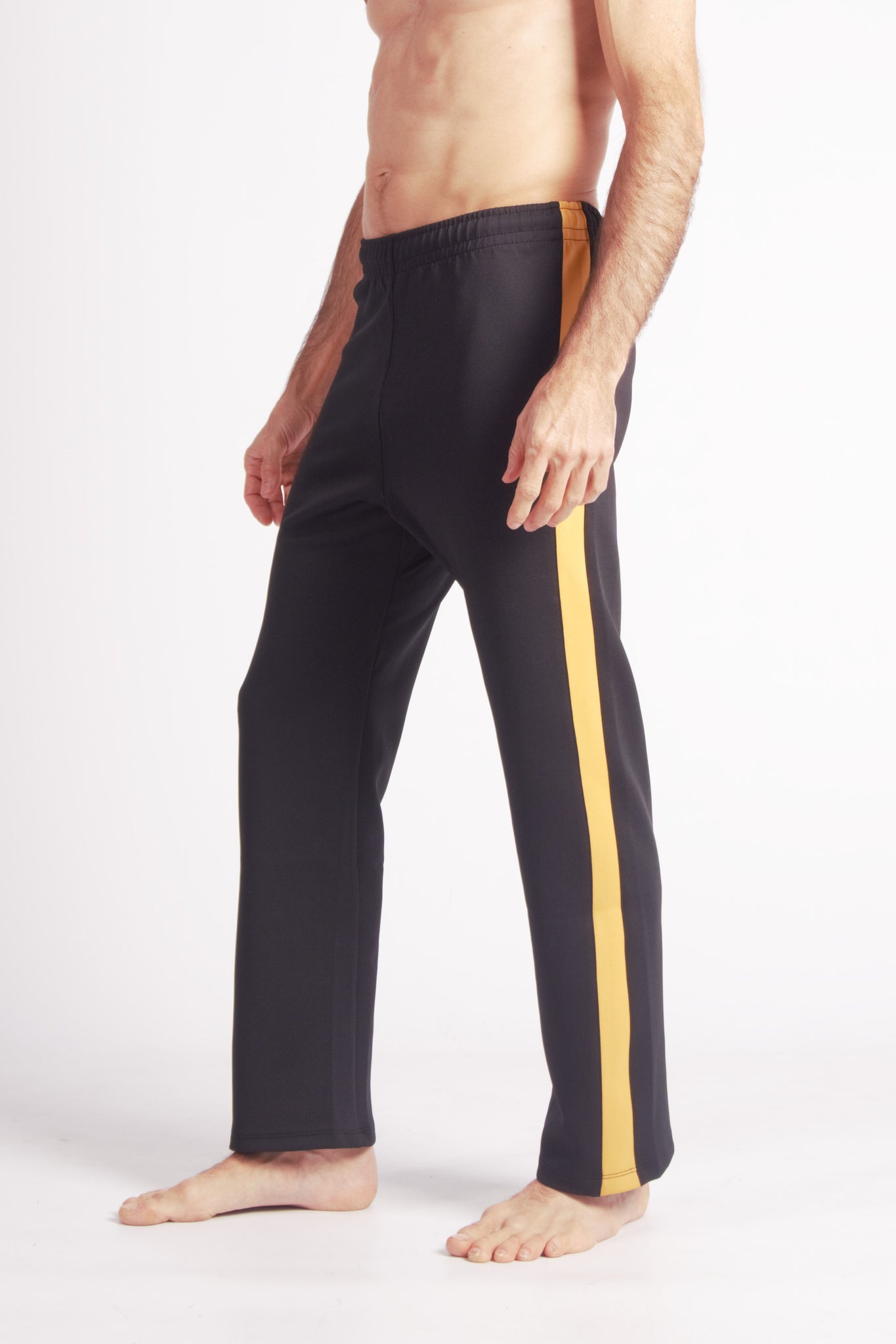 Flying Dance Pants es un pantalón de danza técnico unisex para entrenamiento de baile, danza contemporánea, acrobacia, yoga, artes marciales, pilates y cualquier disciplina vinculada al movimiento. Ideal para el trabajo de suelo, con un tejido resistente, deslizante y super absorbente. Color Negro y Mostaza.