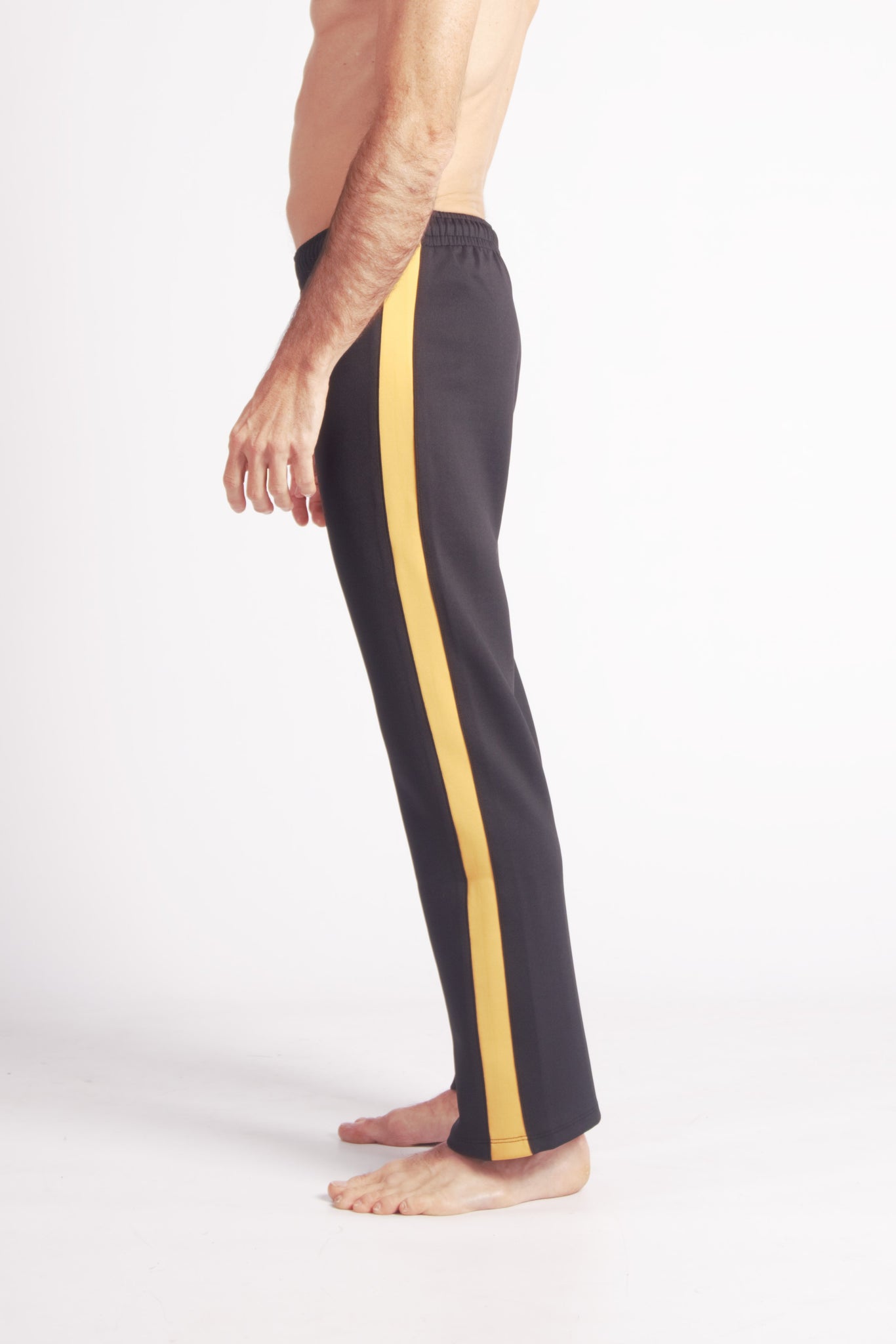 Flying Dance Pants es un pantalón de danza técnico unisex para entrenamiento de baile, danza contemporánea, acrobacia, yoga, artes marciales, pilates y cualquier disciplina vinculada al movimiento. Ideal para el trabajo de suelo, con un tejido resistente, deslizante y super absorbente. Color Negro y Mostaza.