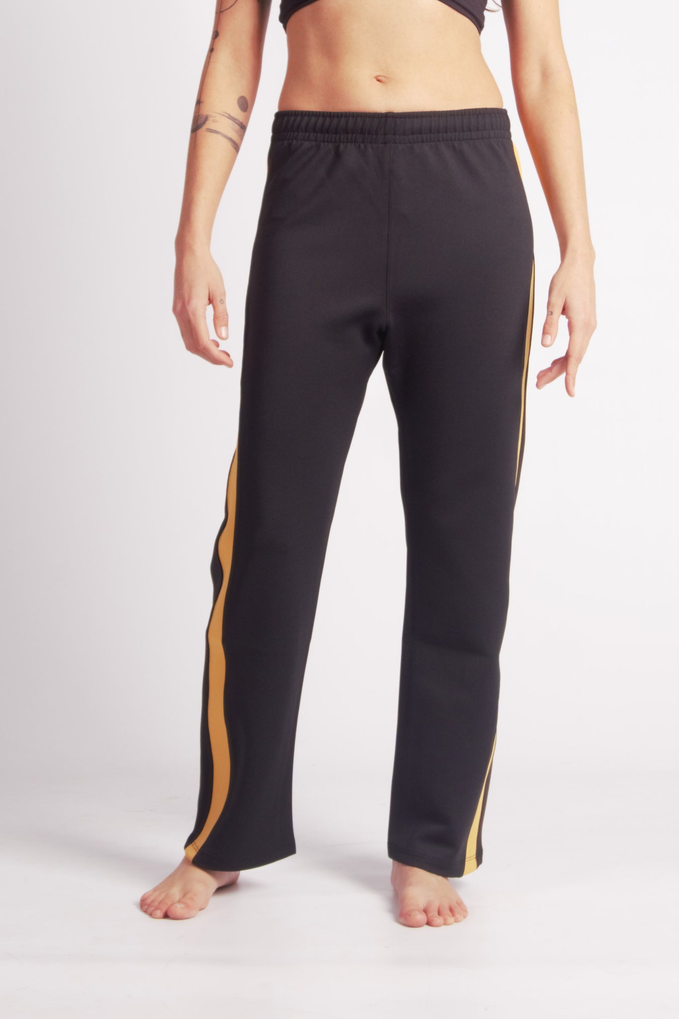 Flying Dance Pants es un pantalón de danza técnico unisex para entrenamiento de baile, danza contemporánea, acrobacia, yoga, artes marciales, pilates y cualquier disciplina vinculada al movimiento. Ideal para el trabajo de suelo, con un tejido resistente, deslizante y super absorbente. Color Negro y Mostaza.