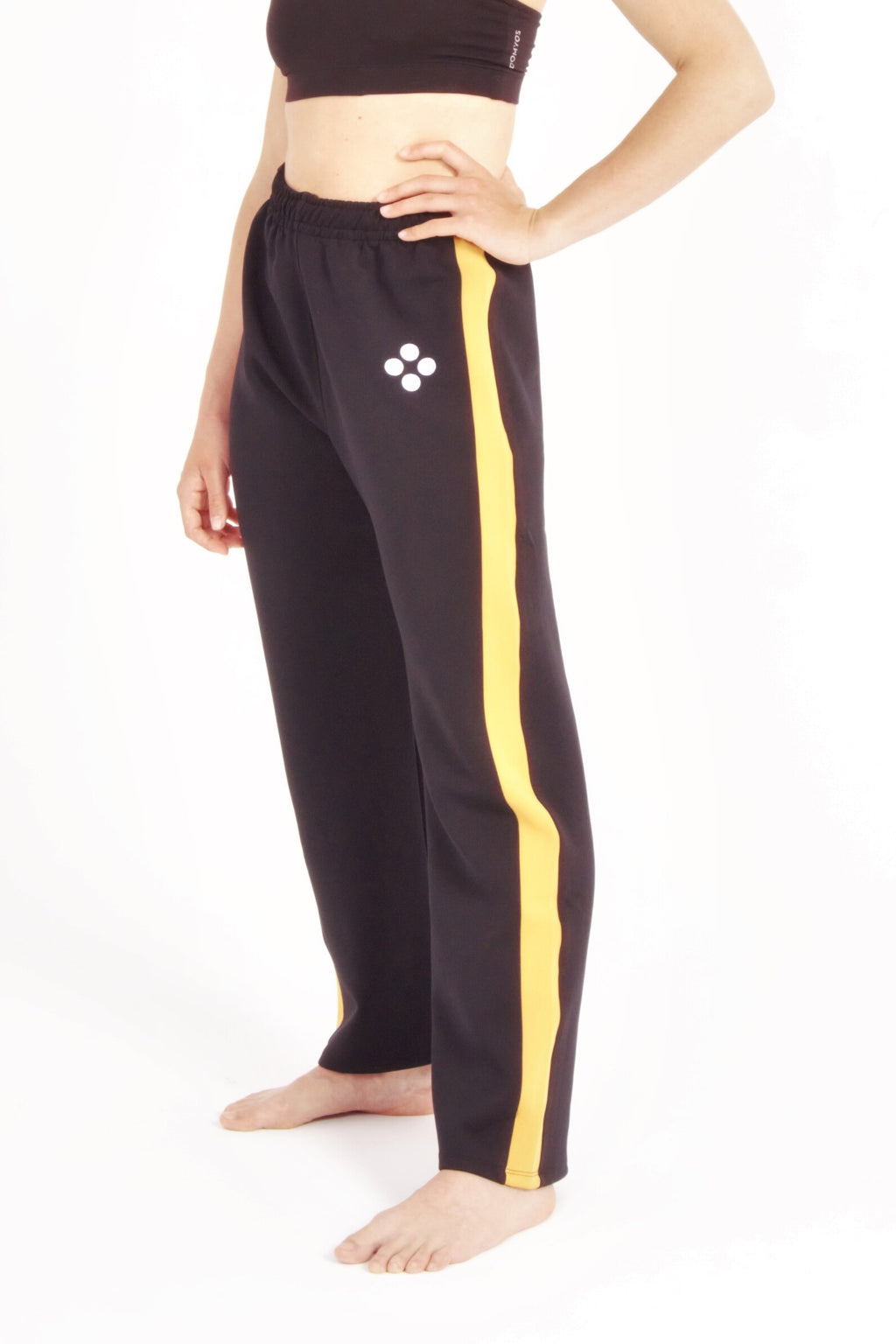 Flying Dance Pants es un pantalón de danza técnico unisex para entrenamiento de baile, danza contemporánea, acrobacia, yoga, artes marciales, pilates y cualquier disciplina vinculada al movimiento. Ideal para el trabajo de suelo, con un tejido resistente, deslizante y super absorbente. Color Negro y Mostaza.