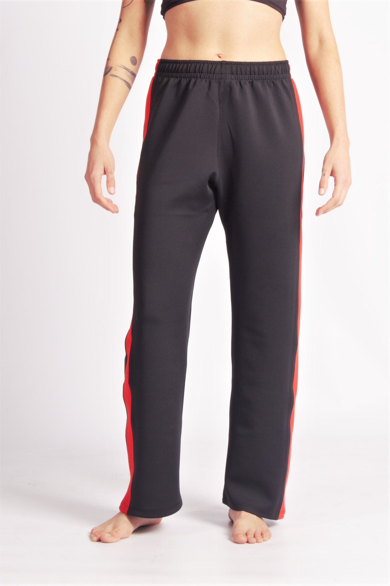 Flying Dance Pants es un pantalón de danza técnico unisex para entrenamiento de baile, danza contemporánea, acrobacia, yoga, artes marciales, pilates y cualquier disciplina vinculada al movimiento. Ideal para el trabajo de suelo, con un tejido resistente, deslizante y super absorbente. Color Negro y Rojo.