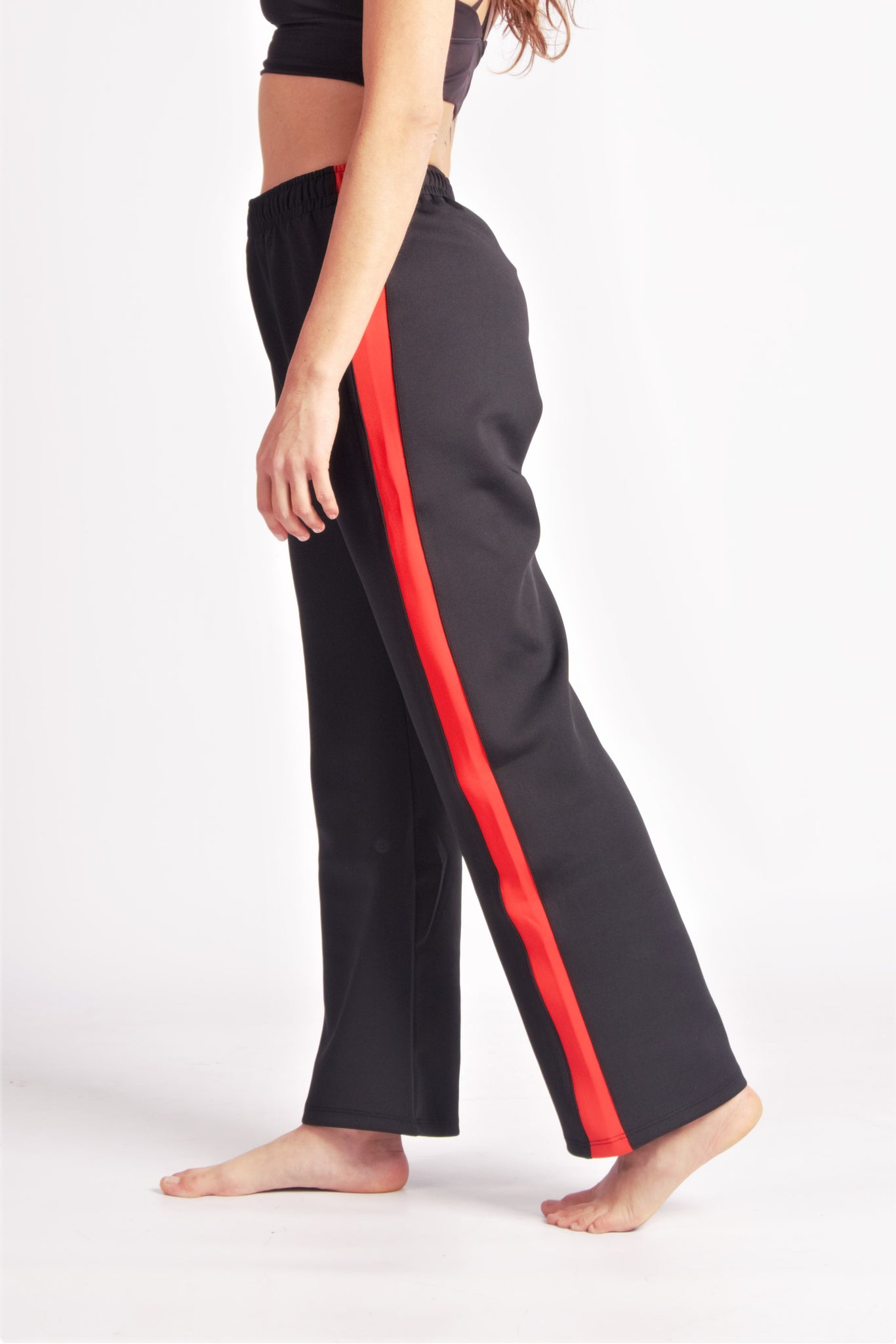 Flying Dance Pants es un pantalón de danza técnico unisex para entrenamiento de baile, danza contemporánea, acrobacia, yoga, artes marciales, pilates y cualquier disciplina vinculada al movimiento. Ideal para el trabajo de suelo, con un tejido resistente, deslizante y super absorbente. Color Negro y Rojo.