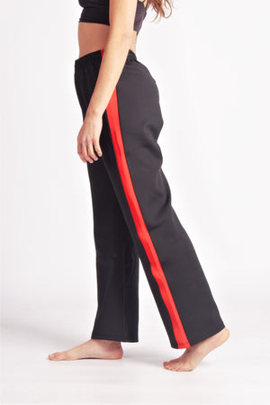 Flying Dance Pants es un pantalón de danza técnico unisex para entrenamiento de baile, danza contemporánea, acrobacia, yoga, artes marciales, pilates y cualquier disciplina vinculada al movimiento. Ideal para el trabajo de suelo, con un tejido resistente, deslizante y super absorbente. Color Negro y Rojo.