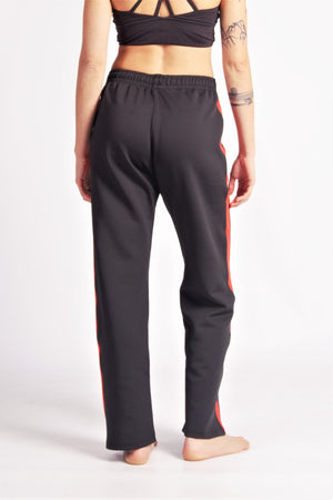 Flying Dance Pants es un pantalón de danza técnico unisex para entrenamiento de baile, danza contemporánea, acrobacia, yoga, artes marciales, pilates y cualquier disciplina vinculada al movimiento. Ideal para el trabajo de suelo, con un tejido resistente, deslizante y super absorbente. Color Negro y Rojo.