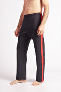 Flying Dance Pants es un pantalón de danza técnico unisex para entrenamiento de baile, danza contemporánea, acrobacia, yoga, artes marciales, pilates y cualquier disciplina vinculada al movimiento. Ideal para el trabajo de suelo, con un tejido resistente, deslizante y super absorbente. Color Negro y Rojo.