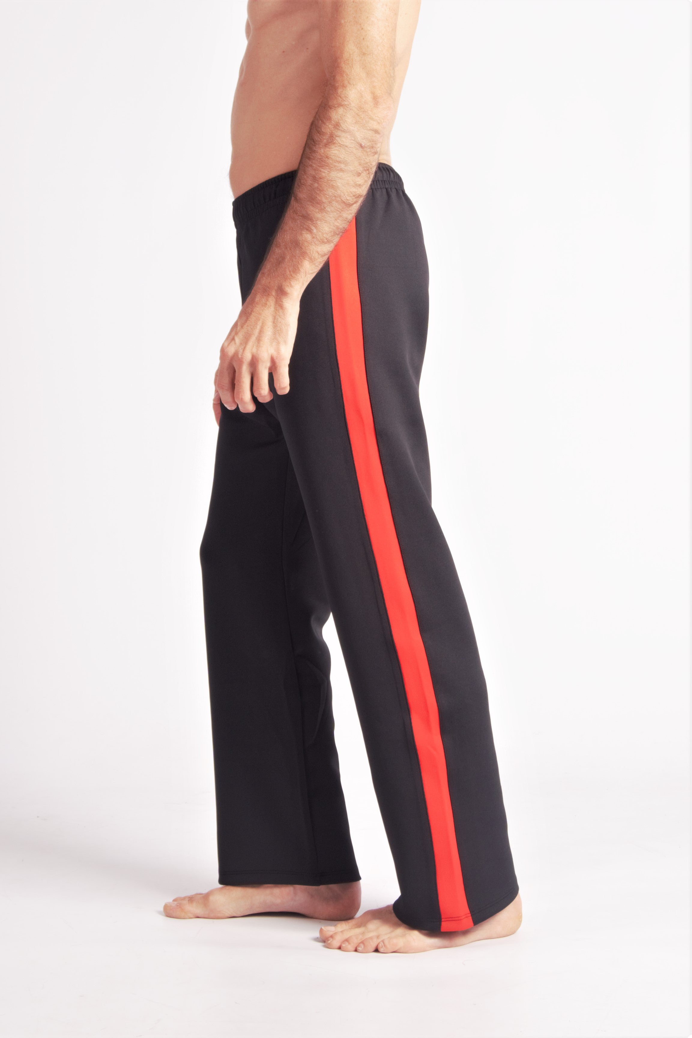 Flying Dance Pants es un pantalón de danza técnico unisex para entrenamiento de baile, danza contemporánea, acrobacia, yoga, artes marciales, pilates y cualquier disciplina vinculada al movimiento. Ideal para el trabajo de suelo, con un tejido resistente, deslizante y super absorbente. Color Negro y Rojo.